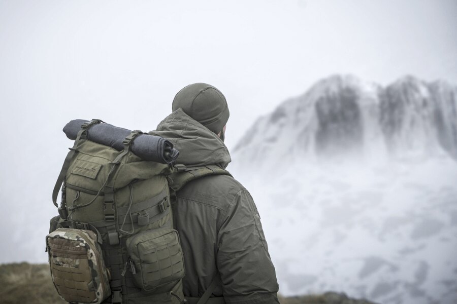 Plecak outdoorowy w terenie podczas zimowej mgły – przykład wyposażenia, które należy wyczyścić, zaimpregnować i prawidłowo przechowywać przed schowaniem. Foto: Rigad