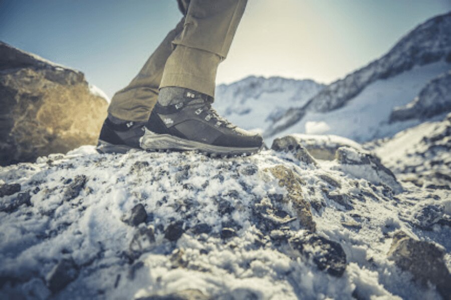 Buty trekkingowe w zimowych warunkach – prezentacja materiałów, które trzeba po sezonie wyczyścić, zabezpieczyć i ponownie zaimpregnować. Foto: Rigad