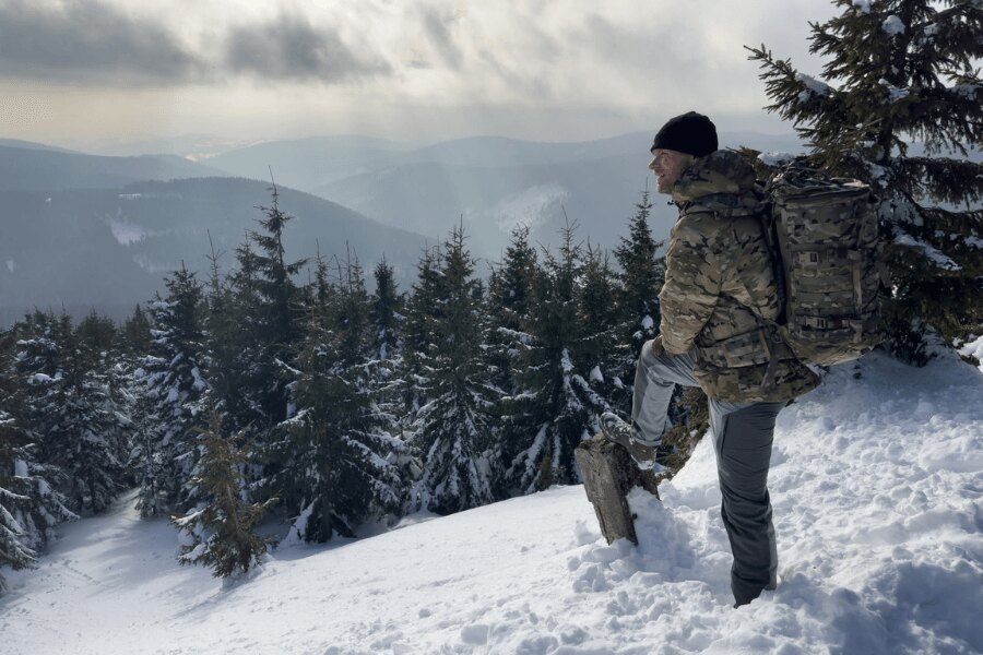 Plecak outdoorowy w górskim terenie – sprzęt gotowy do zimowania po zakończeniu sezonu. Foto: Rigad