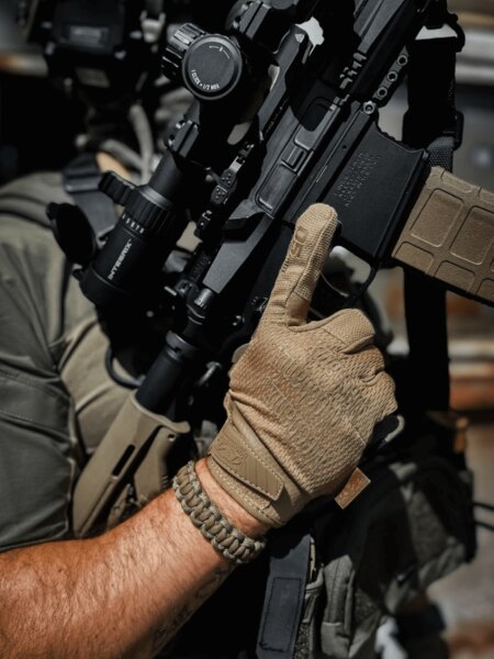 Rękawice taktyczne Mechanix do obsługi karabinu. Foto: Rigad