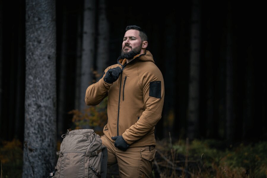 Szczegóły zapięcia dwustronnego zamka błyskawicznego YKK<sup>®</sup> na bluzie Helikon-Tex Patriot Pro z wysokim kołnierzem i dopasowanym kapturem. Foto: Rigad