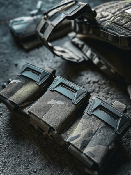 Pincer Placard™ Agilite<sup>®</sup> w wersji multicam leżący obok nosidełka płyt K-ZERO SF. Foto: Rigad
