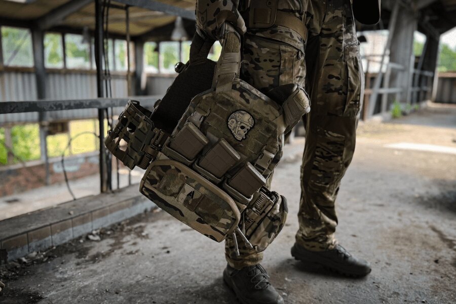 Operator w mundurze multicam niesie nosidło płyt K-ZERO™ SF Agilite<sup>®</sup> za szelki na ramiona. Foto: Rigad