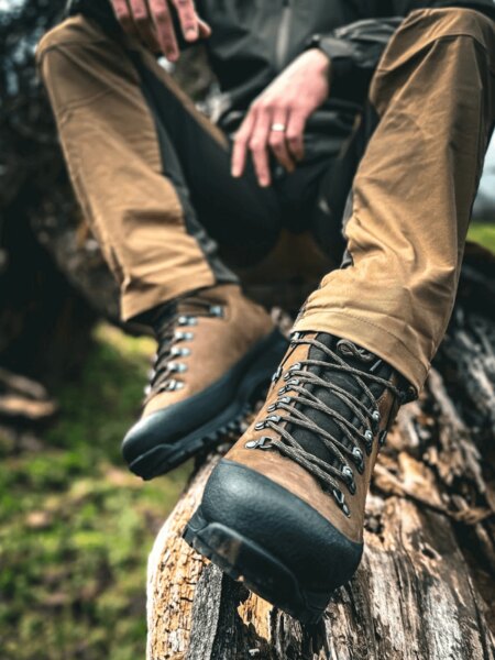 Szczegółowy widok na solidne skórzane buty trekkingowe Hanwag z wysoką podeszwą przeznaczone na zimowy teren górski. Foto: Rigad