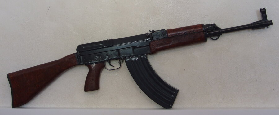Czechosłowacki pistolet maszynowy Sa vz. 58 P na nabój 7,62×39 z stałą kolbą i typowym magazynkiem