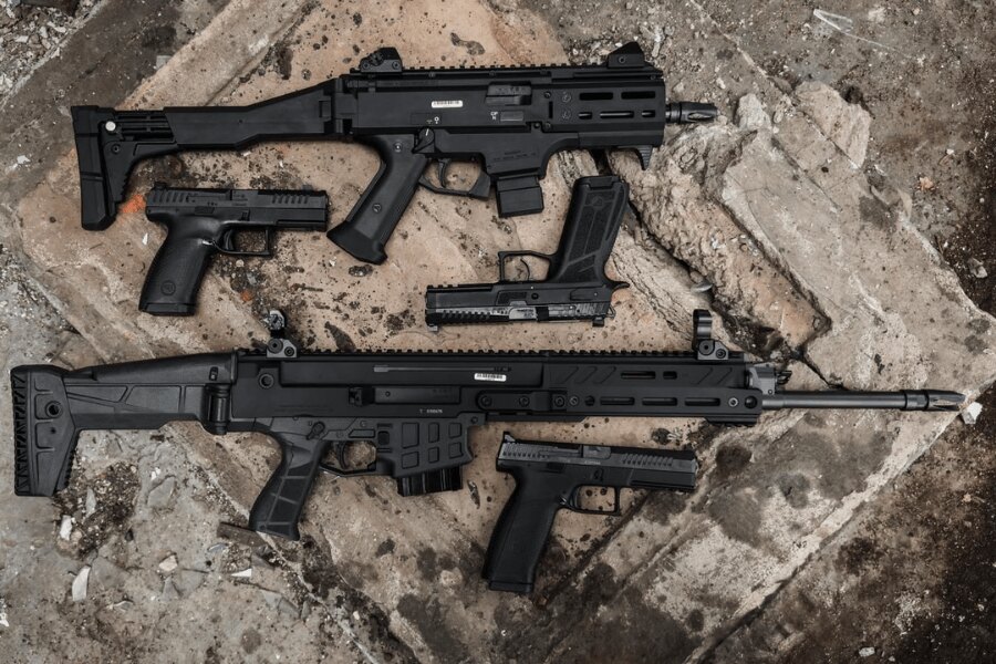 CZ Scorpion EVO 3 i pistolet na blokach betonowych podczas sesji zdjęciowej produktu
