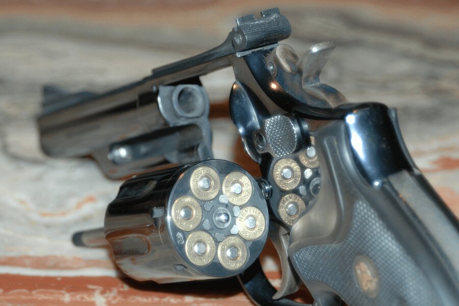 Rewolwer Smith & Wesson Model 19 z otwartym cylindrem i nabojami .357 Magnum.