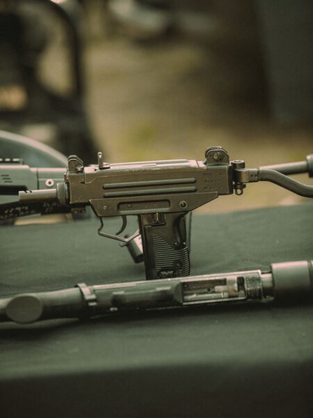 UZI z składaną metalową kolbą.