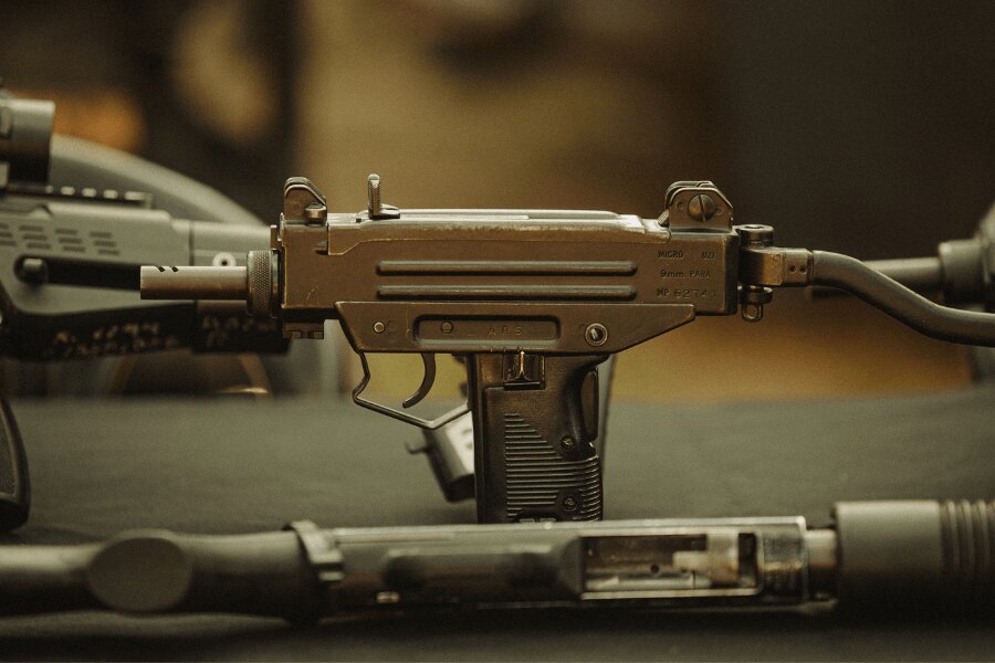 Pistolet maszynowy UZI z charakterystycznym magazynkiem w rękojeści.