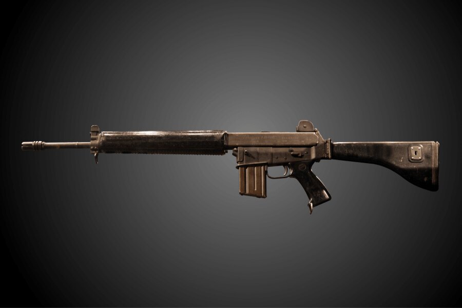 Karabin ArmaLite AR-18 z bocznego widoku.