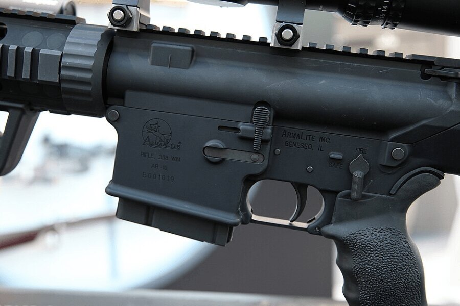 Szczegóły dolnej części zamka karabinu ArmaLite AR-10.