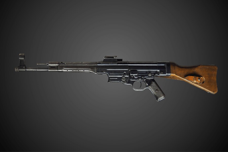 Niemiecki karabin szturmowy StG 44 z boku.