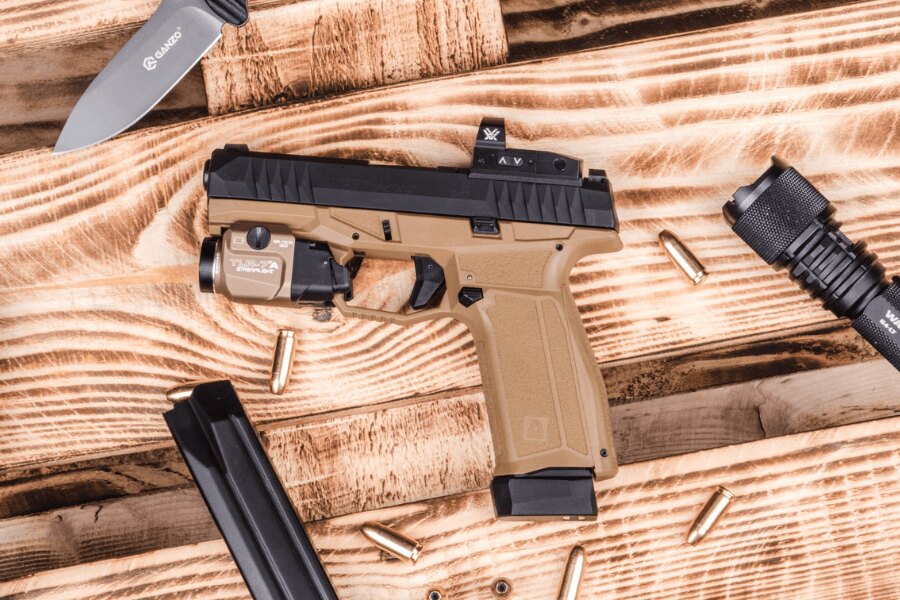 Pistolet Arex Delta Gen.2 OR z kolimatorem Vortex Defender, światłem broni Streamlight TLR-7A i przedłużoną stopką magazynka. Foto: Rigad
