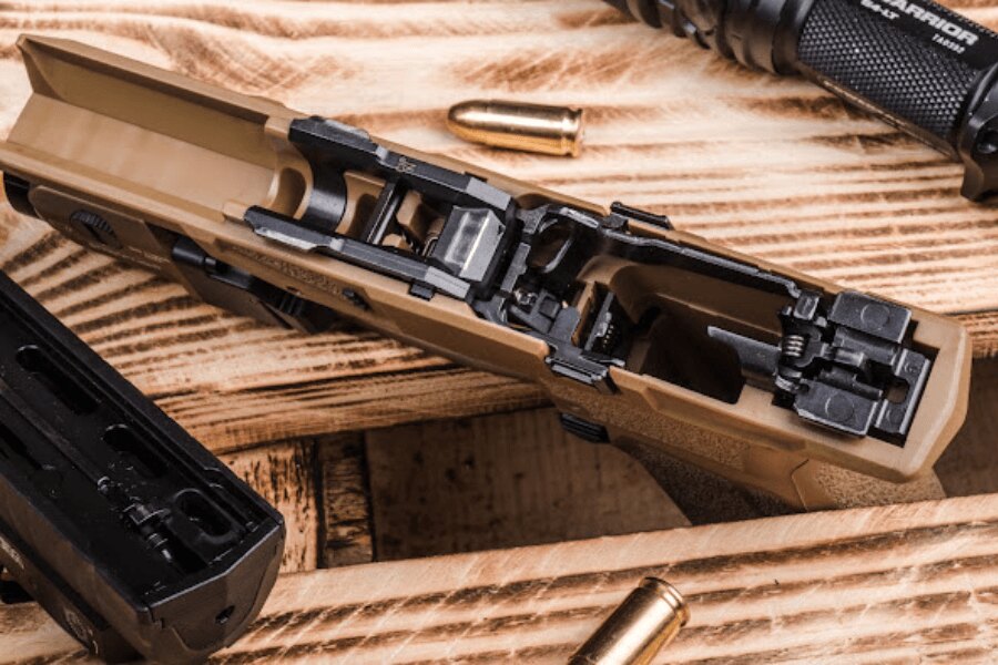 Rozebrany pistolet Arex Delta Gen.2 OR z odkrytym mechanizmem spustowym i wewnętrznymi częściami.