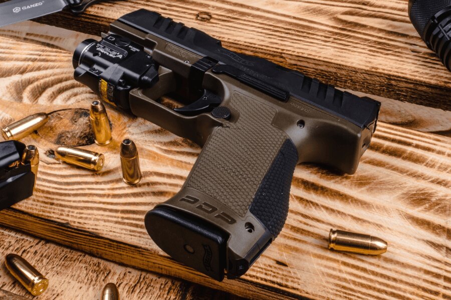Pistolet Walther PDP Compact z przyklejonymi chwytami i latarką Streamlight TLR-7A.