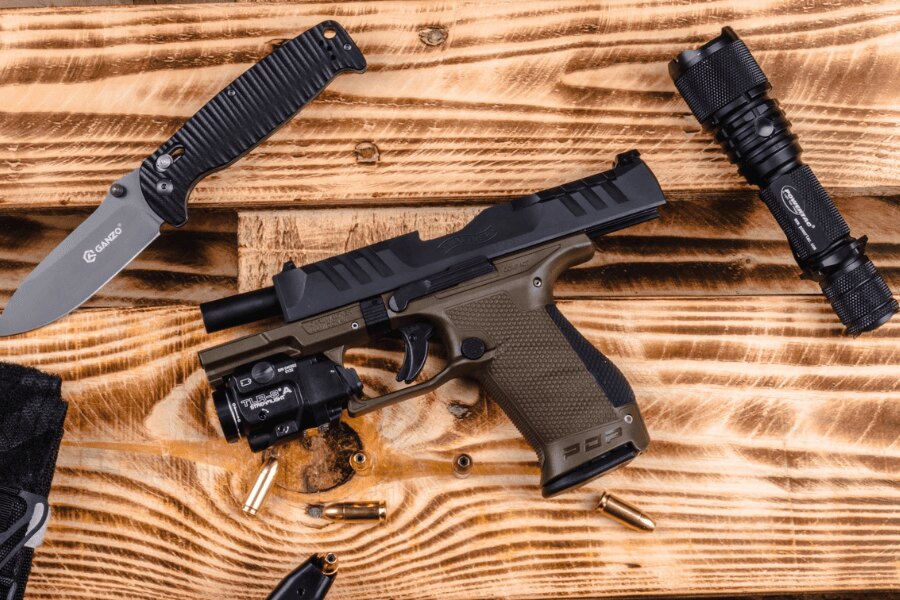 Zdemontowany pistolet Walther PDP Compact z przedłużoną lufą z gwintem i światłem do broni.