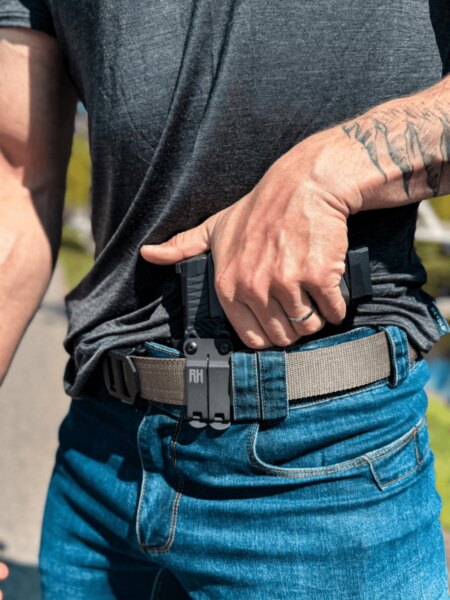 Wyjmowanie pistoletu z kabury IWB RH Holsters przy skrytym noszeniu na appendixie.