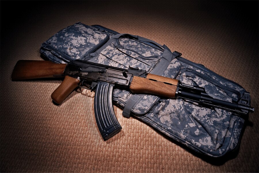 Replika karabinu AK-47 od G&G Armament położona na wyściełanym futerale na broń.
