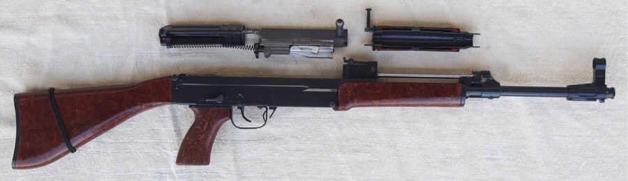 Częściowo rozmontowany karabin Sa vz. 58 P z usuniętym mechanizmem zamka i pokrywą komory zamkowej.