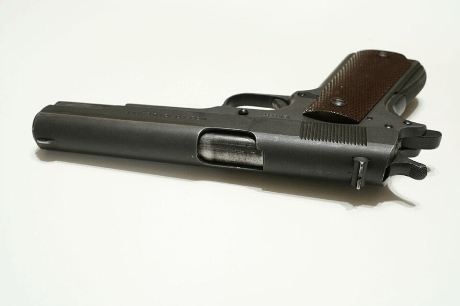 Historyczny pistolet Colt M1911 wyprodukowany w 1917 roku, widok z góry na zamek i uchwyt.