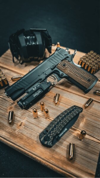 Pistolet BUL 1911 EDC 5" w kalibrze .45 ACP z latarką Streamlight TLR-1 HL, amunicją i wyposażeniem strzeleckim.