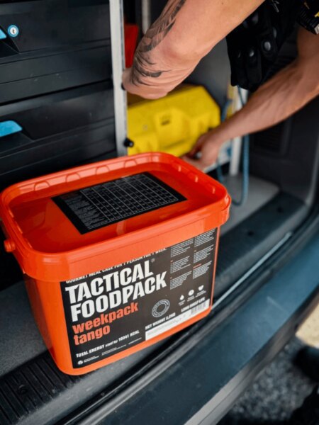 Zapas żywności Tactical Foodpack przechowywany w bagażniku samochodu.