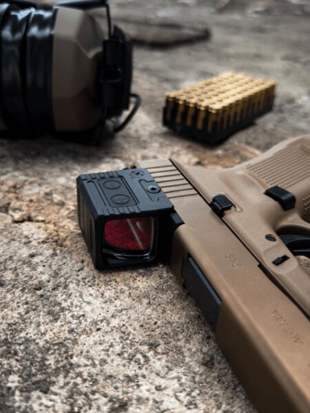 Szczegół zamkniętego kolimatora Holosun zamontowanego na pistolecie Glock 19X.