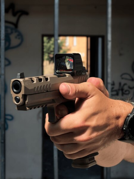 Widok z przodu pistoletu SIG Sauer P320 DH3 z otwartym kolimatorem Holosun.