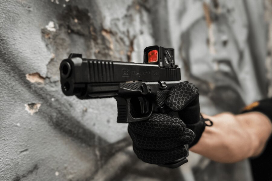 Celowanie z pistoletu Glock 17 wyposażonego w kolimator.
