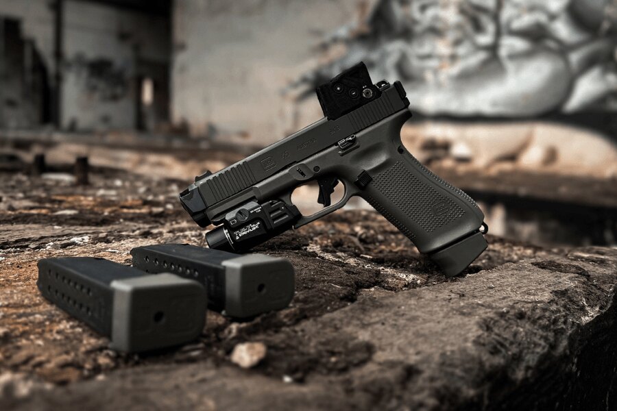 Pistolet Glock 45 z kolimatorem, latarką i dwoma magazynkami.