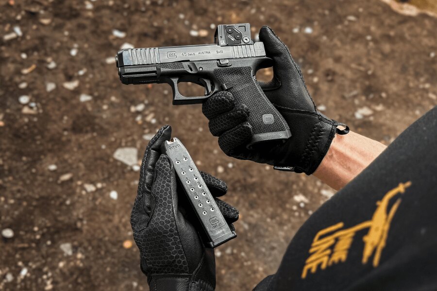 Ćwiczenie przeładowania pistoletu Glock 45 z kolimatorem i dodatkowym magazynkiem.