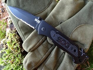 Składany nóż SOG® Escape - czarny